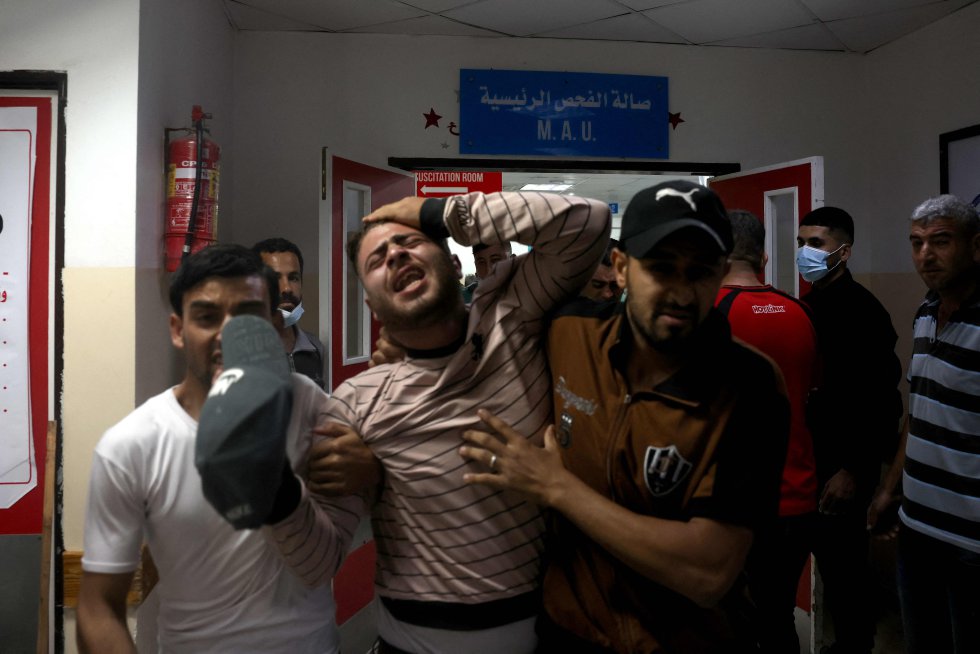 Varias personas se lamentan en un hospital del norte de la franja de Gaza, este lunes. El brazo armado de Hamás se atribuyó el lanzamiento de siete proyectiles. Las alarmas obligaron a suspender una marcha nacionalista judía en la Ciudad Vieja.