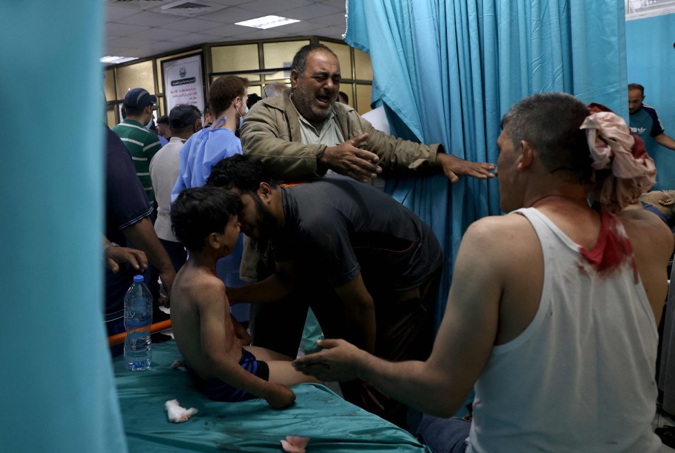 Varias personas son atendidas en el interior de un hospital de la franja de Gaza, tras un ataque de Israel.