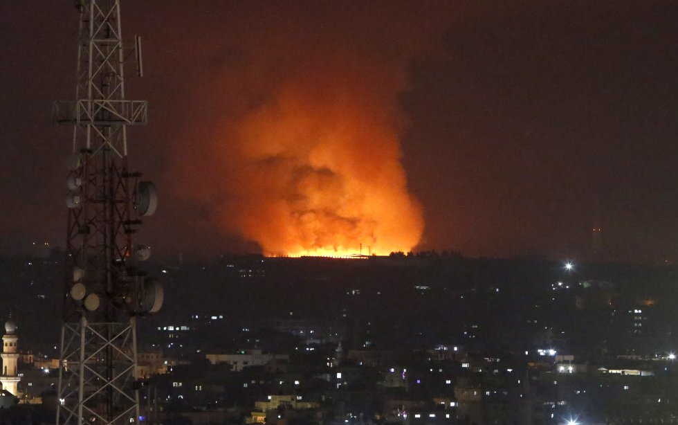 Un gran incendio provocado tras el ataque de las fuerzas israelíes en la franja de Gaza.
