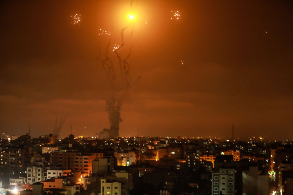 El sistema de defensa aérea Cúpula de Hierro de Israel intercepta los cohetes lanzados por el movimiento islamista palestino Hamás desde Gaza hacia Israel.