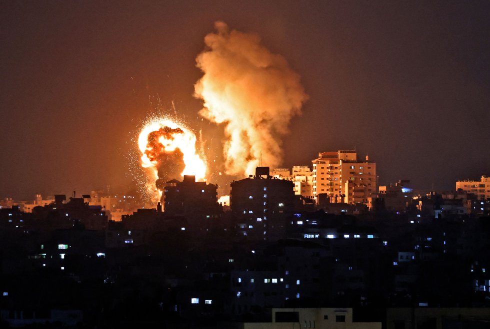 Una parte de la Franja de Gaza incendiada tras los ataques de Israel sobre Palestina.