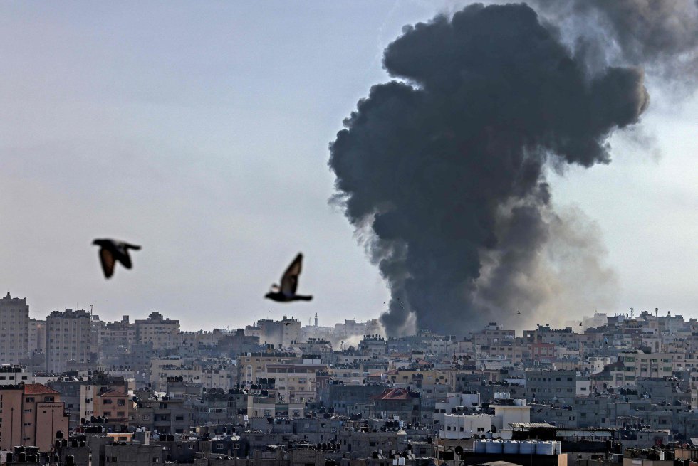 La crisis se ha extendido también a Cisjordania, donde se han producido enfrentamientos con el Ejército en puestos de control fronterizos y, por primera vez, también a ciudades de Israel con mayorÃa de población árabe. En la imagen, columnas de humo sobre la ciudad de Gaza tras un ataque israelÃ, este martes.