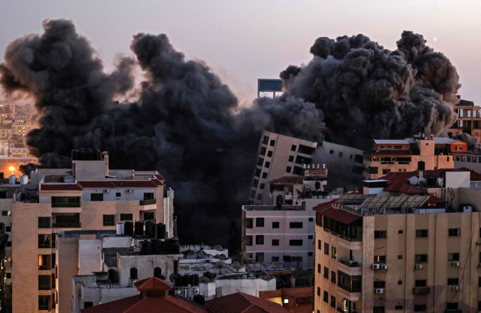 La ofensiva israelà ha causado heridas a otras 296 personas. En la imagen, columnas de humo tras un ataque aéreo israelà contra el compleo de Hanadi, en la ciudad de Gaza, controlado por el movimiento Hamas.