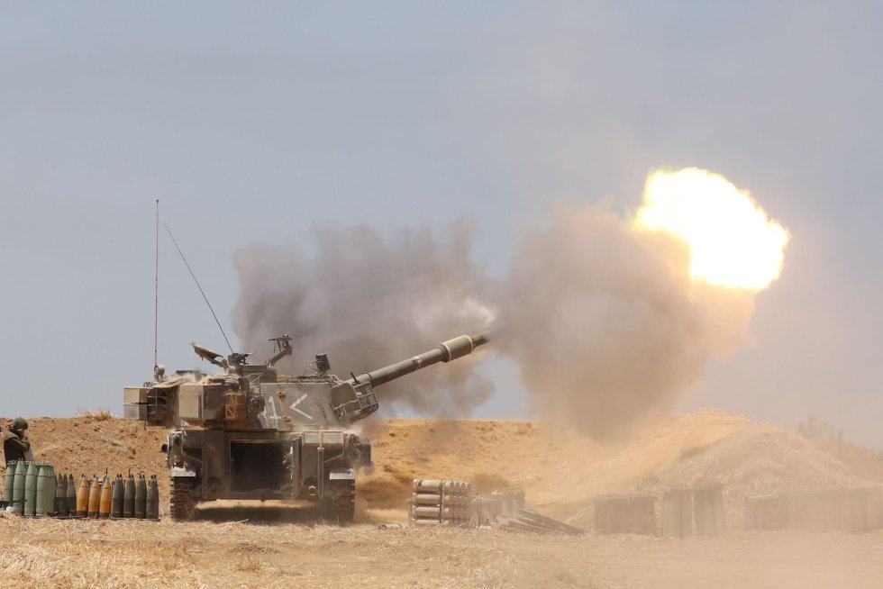 Las Fuerzas Armadas israelÃes han reforzado con batallones de infanterÃa y carros de combate las zonas fronterizas del enclave palestino.