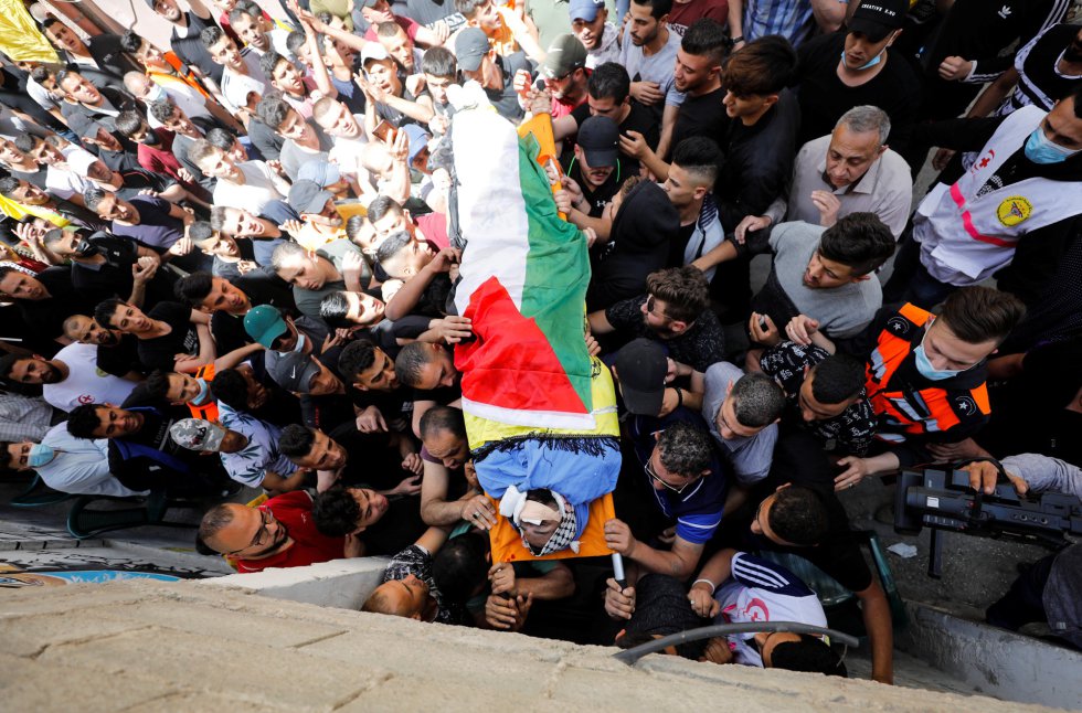 Traslado del cuerpo del palestino Hussien al-Titi, que murió durante los enfrentamientos entre las fuerzas israelÃes, en el campo de refugiados de Fawwar (Cisjordania), este miércoles. Israel y Hamás se han lanzado a una guerra abierta tras dos dÃas de hostilidades generales.