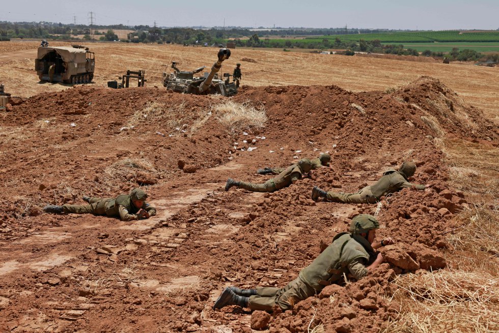 Los soldados israelÃes toman posiciones cerca de Sderot, en el sur de Israel, en la frontera con la franja de Gaza controlada por Hamás.