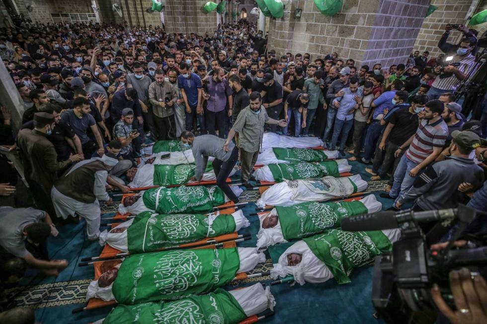 Funeral de 15 palestinos que murieron en un ataque aéreo de las fuerzas israelÃes, el jueves en Gaza.