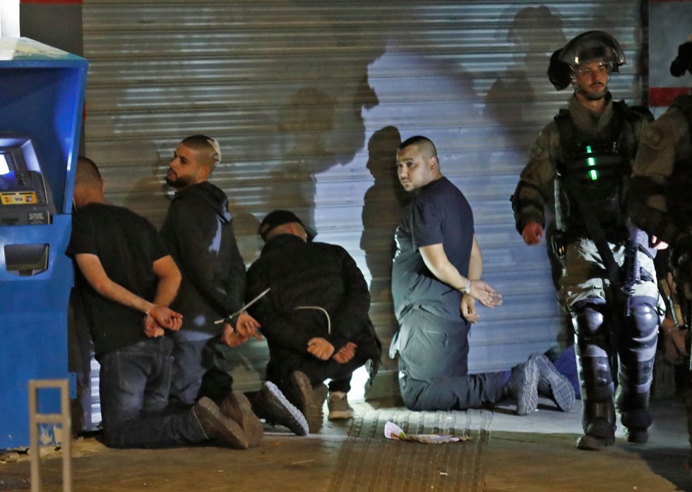 Grupos de árabes israelÃes fueron detenidos en la ciudad de Lod por fuerzas israelÃes durante los enfrentamientos.