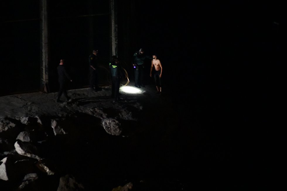 Agentes da Policia civil em Ceuta, ante a chegada a nado de um grupo de jovens vindo do Marrocos, nesta segunda-feira.