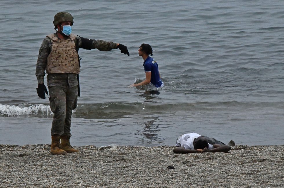 Fotos Llegada Masiva De Inmigrantes A Ceuta En Imagenes Espana El Pais