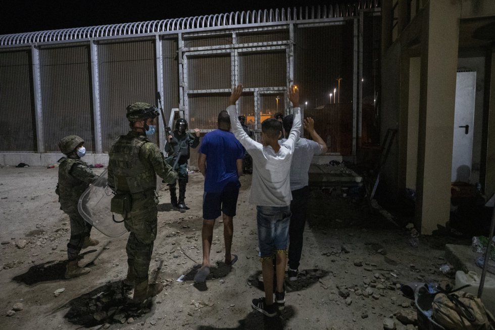 Las fuerzas de seguridad españolas expulsan a migrantes de Ceuta, en la madrugada del miércoles. La Policía Nacional mantiene un equipo conjunto de Extranjería y Científica trabajando "las 24 horas" para agilizar las expulsiones de los adultos que han entrado irregularmente en territorio español a nado, la mayoría jóvenes varones, pero también mujeres, niños y bebés.