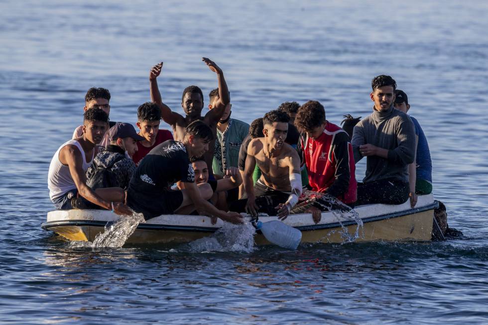 Un grupo de jóvenes cruzan en barca la frontera de Marruecos y España, este miércoles. La Red Española de Inmigración y Ayuda al Refugiado ha procedido a registrar ante la Oficina del Defensor del Pueblo una solicitud de "inspección urgente" por las deportaciones exprés que se están produciendo en Ceuta.