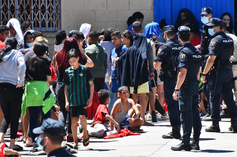 El éxodo migratorio que durante dos días ha tenido en vilo a la ciudad de Ceuta se ha frenado aparentemente, y lo que hoy se ve es un flujo continuo de jóvenes que regresan hacia Marruecos, pero la crisis diplomática entre España y Marruecos se mantiene.