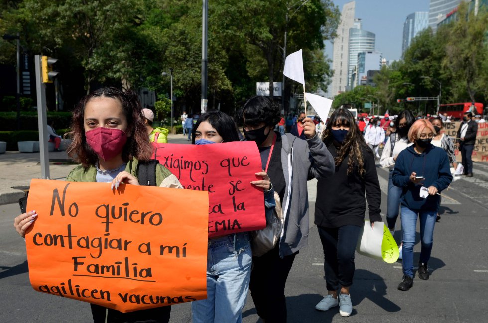 Integrantes de la Federación Nacional de Estudiantes Revolucionarios Rafael Ramírez del Estado de México (FNERRR) marcharon en el Paseo de la Reforma, en Ciudad de México, para protestar ante la decisión del Gobierno federal de volver a clases el 7 de junio.