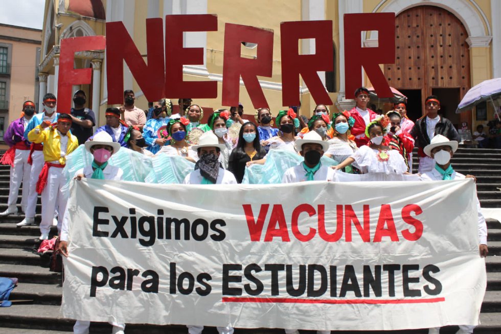 En Xalapa, Veracruz, estudiantes adheridos a la FNERRR también se manifestaron contra el regreso a clases.