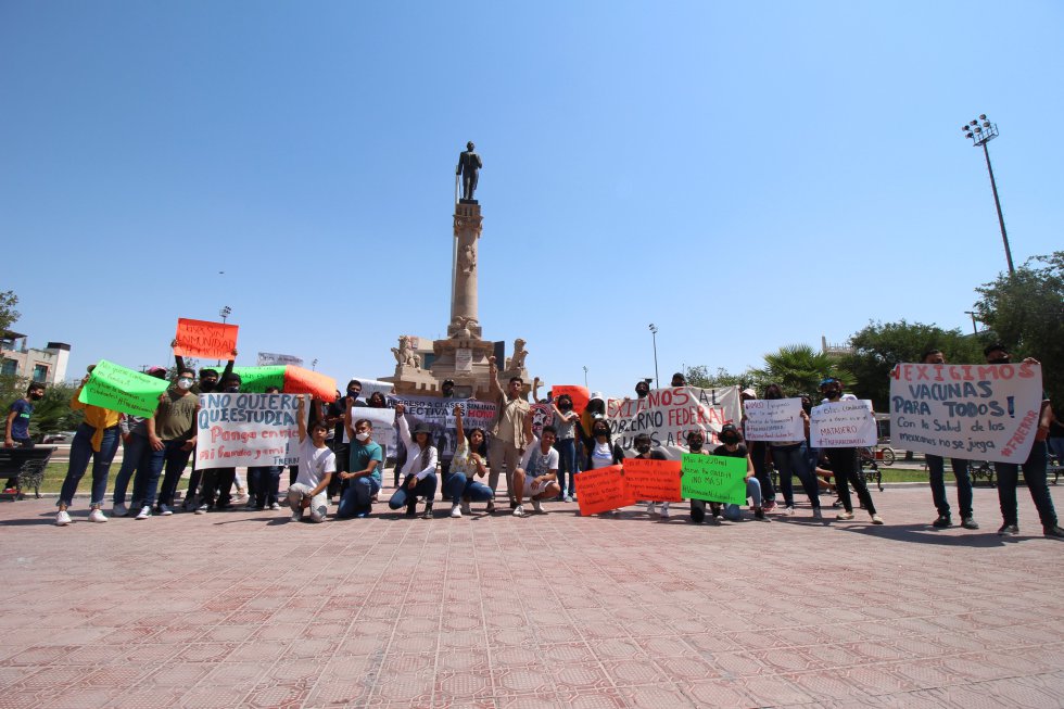En la Ciudad de Torreón, Coahuila, decenas de alumnos se sumaron a la manifestación.