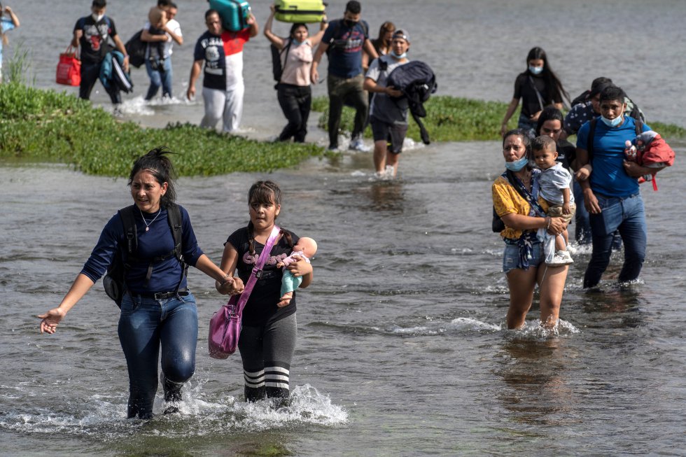 Migrantes cruzando frontera