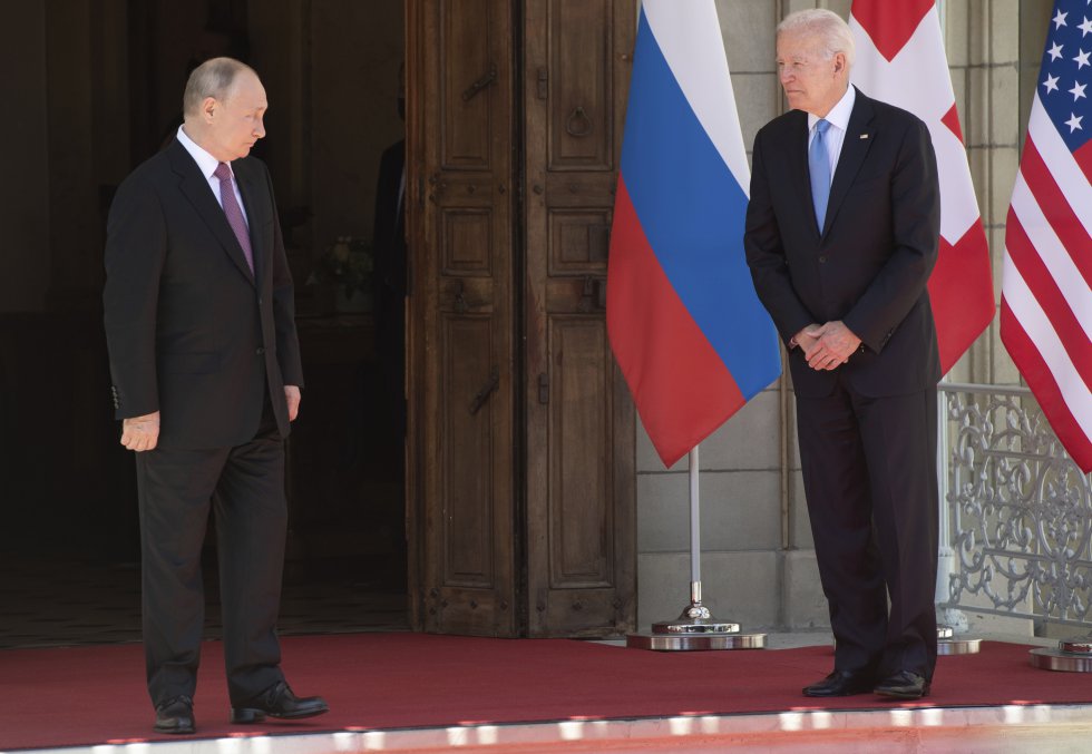 Vladímir Putin (a la izquierda) y Joe Biden, en el exterior de la Villa La Grange