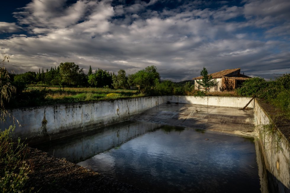 La piscina apenas cuenta con agua de lluvia y maleza alrededor. El empresario que ofreció un "Marina d'Or" de interior la construyó junto a unas casas piloto como cebo para atraer a compradores que jamás encontraron lo que se les planteó.