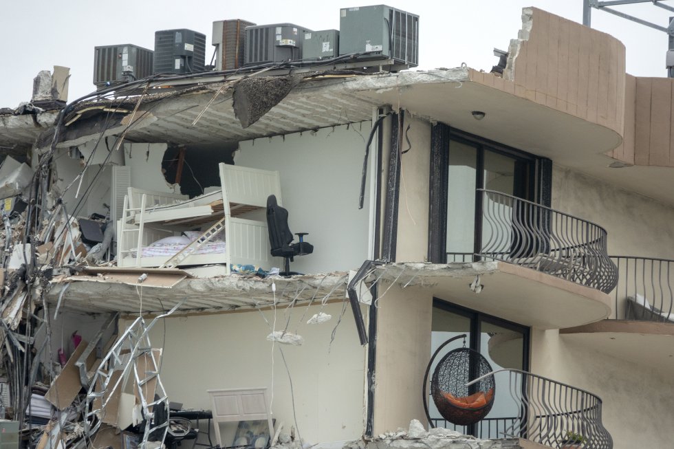 Detalle del edificio dañado. De momento se desconocen las causas del derrumbe. Hasta el lugar se han desplazado 80 dotaciones de rescate entre policía y miembros de los distintos cuerpos de bomberos del condado de Miami-Dade.