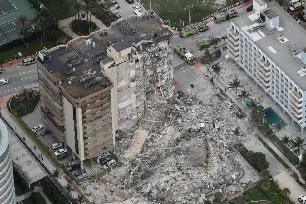 Vista general del edificio colapsado. Unas 35 personas fueron rescatadas del edificio y dos fueron rescatadas de los escombros, informó en una rueda de prensa Ray Jadallah, jefe del Cuerpo de Bomberos de Miami-Dade.