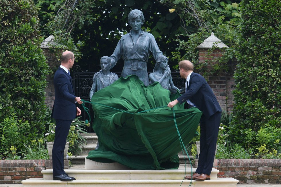 Los duques de Cambridge (izquierda) y Sussex han retirado juntos la lona que tapaba la estatua de su madre, la princesa Diana.