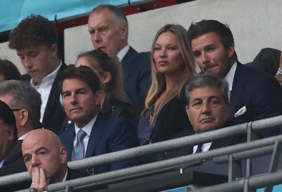 El actor estadounidense Tom Cruise, en el centro y el exfutbolista inglés David Beckham (a la derecha) junto a la modelo Kate Moss asisten a la final.