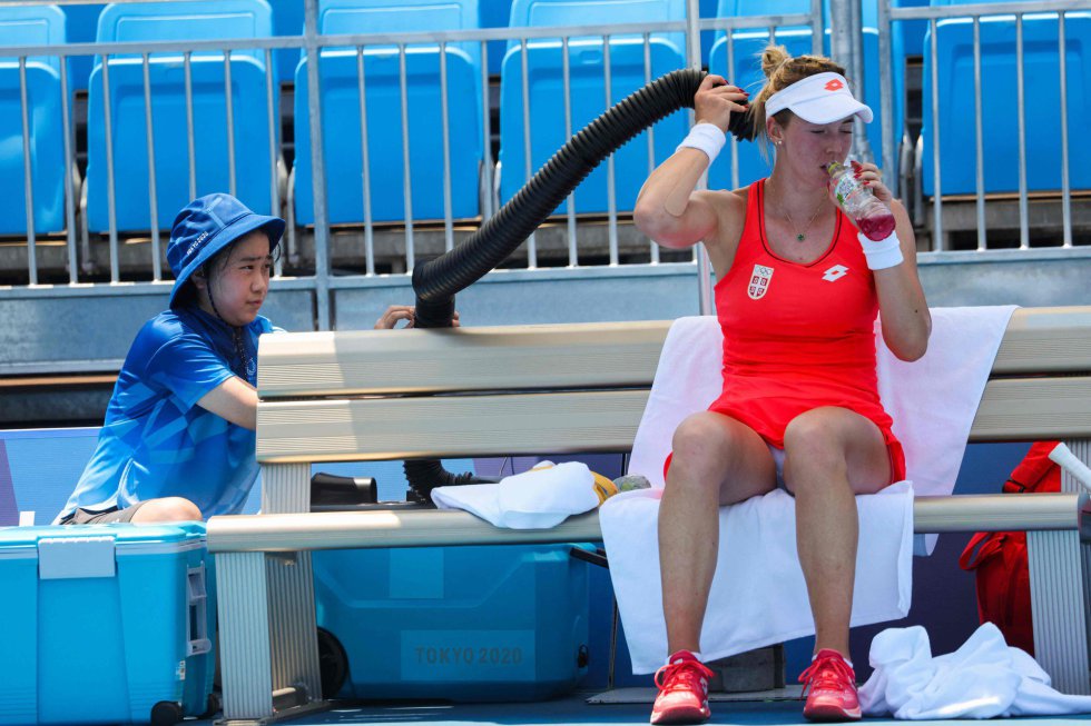 La serbia Nina Stojanovic se refresca con aire durante su primer partido de tenis femenino contra la japonesa Nao Hibino en el Ariake Tennis Park.