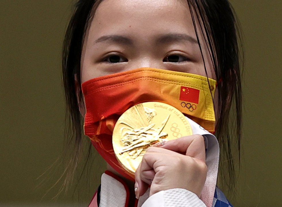 La tiradora china Yang Qian, primera medalla de oro en los Juegos Olímpicos de Tokyo 2020 tras imponerse en la final de 10 metros de rifle de aire.
