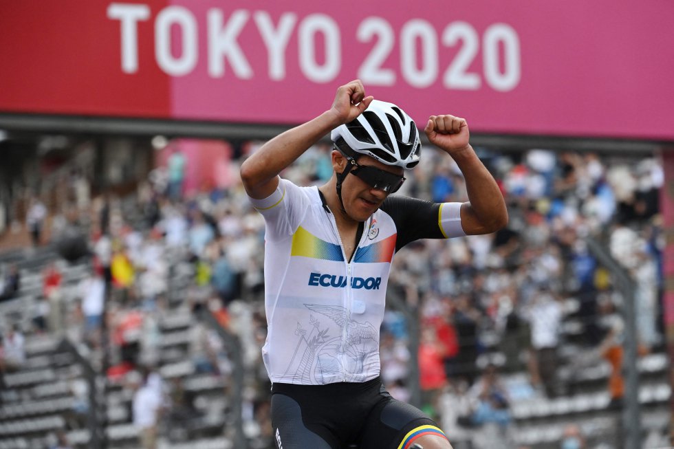 El ecuatoriano Richard Carapaz tras cruzar la línea de meta. El ciclista ha conseguido la medalla de oro de ciclismo en ruta en el monte Fuji.
