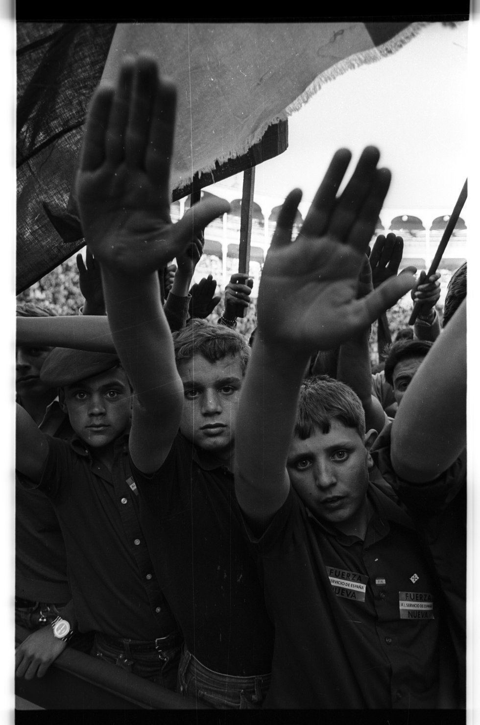 Mitín del partido ultra Fuerza en la plaza de toros de Las Ventas, en junio de 1976. Los niños llevaban camisas y boinas falangistas.