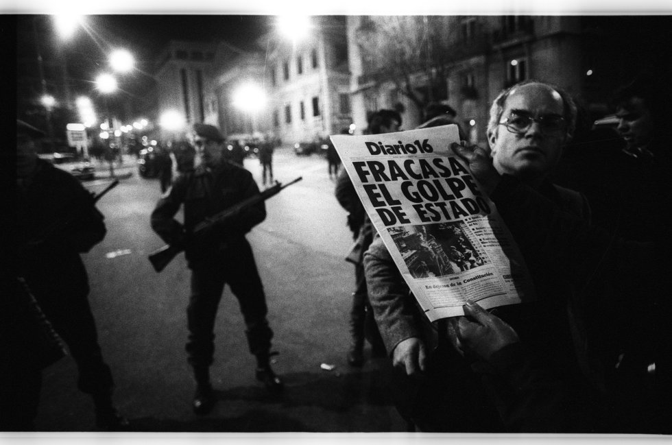 La primera edición de 'Diario 16' llegó junto al palacio de las Cortes la madrugada del 24 de febrero de 1981. Sin embargo, el teniente coronel Antonio Tejero y los guardias civiles que le acompañaban seguían encañonando a esas horas a los parlamentarios en el interior del Congreso.
