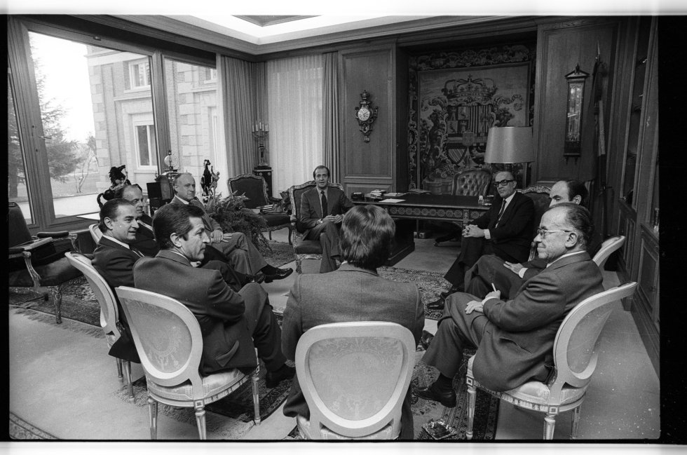 En la mañana del 25 de febrero de 1981, los dirigentes de los principales partidos fueron recibidos por el rey Juan Carlos en su despacho de la Zarzuela. Cuatro días antes se había producido el intento de golpe de Estado. En la imagen, todos escuchan a Felipe González (de espaldas).