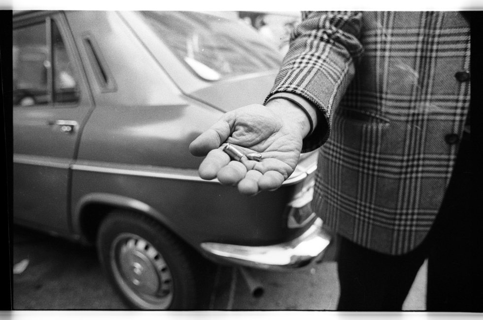 Un viandante muestra un casquillo y una bala de las disparadas por un 'comando' de ETA que asesinó al ex presidente del Tribunal de Orden Público, José María Mateu, en su coche oficial en la calle de Núñez de Balboa de Madrid. Mayo de 1977.