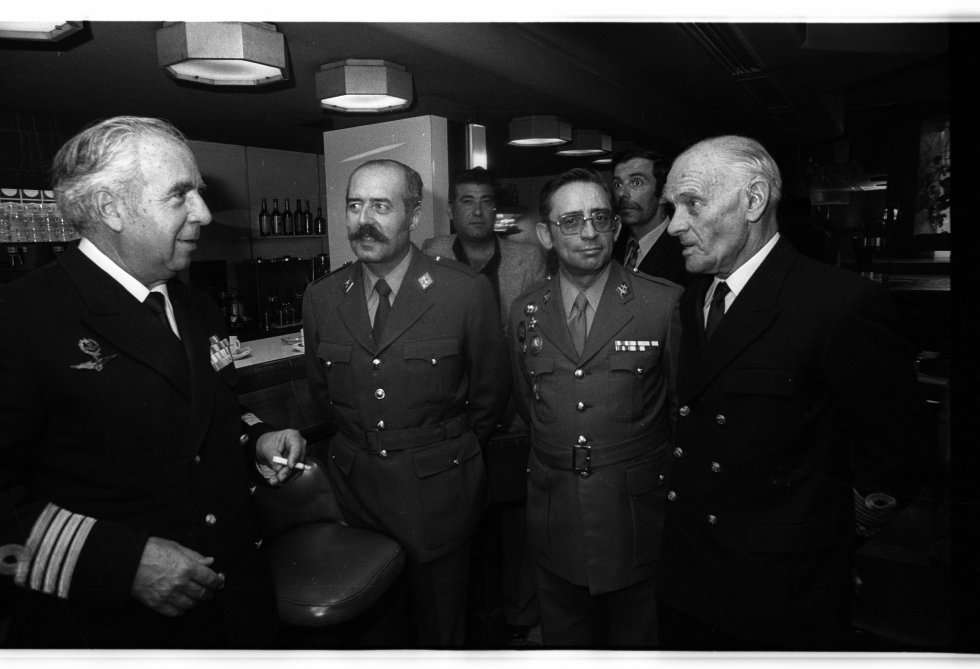 Desde la izquierda, Camilo Menéndez, Antonio Tejero, Ricardo Sáenz de Ynestrillas y otro militar de la Armada conversan minutos antes de comparecer ante el juez militar que instruía el sumario de la Operación Galaxia, la trama golpista previa al 23-F que fue descubierta por los servicios de información, y por la que fueron imputados.