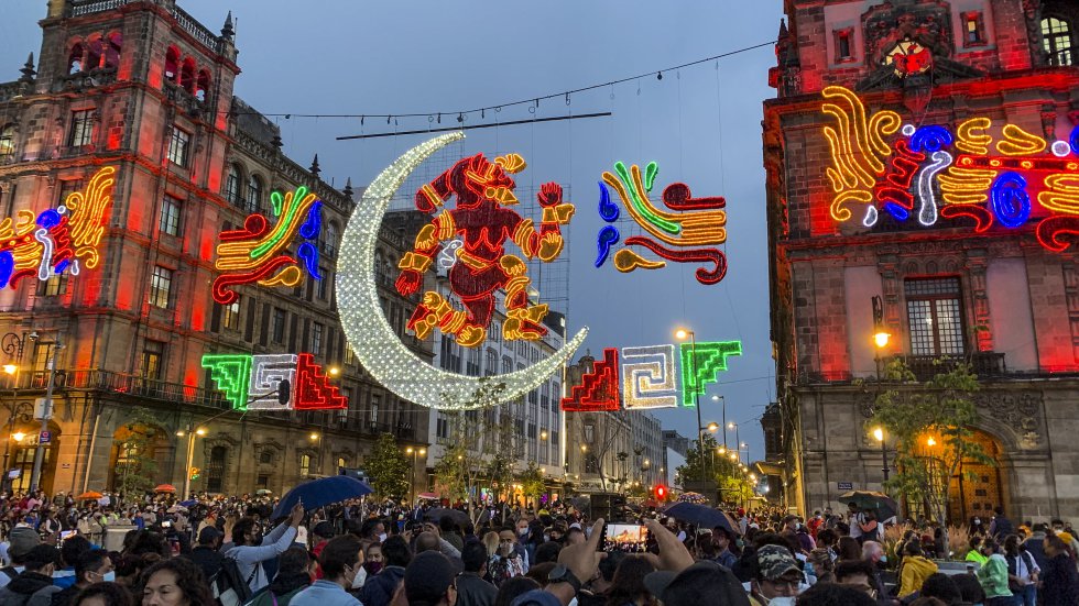 Los edificios que rodean a la Plaza de la Constitución están decorados con iconografía mexica para rendir homenaje al México prehispánico.