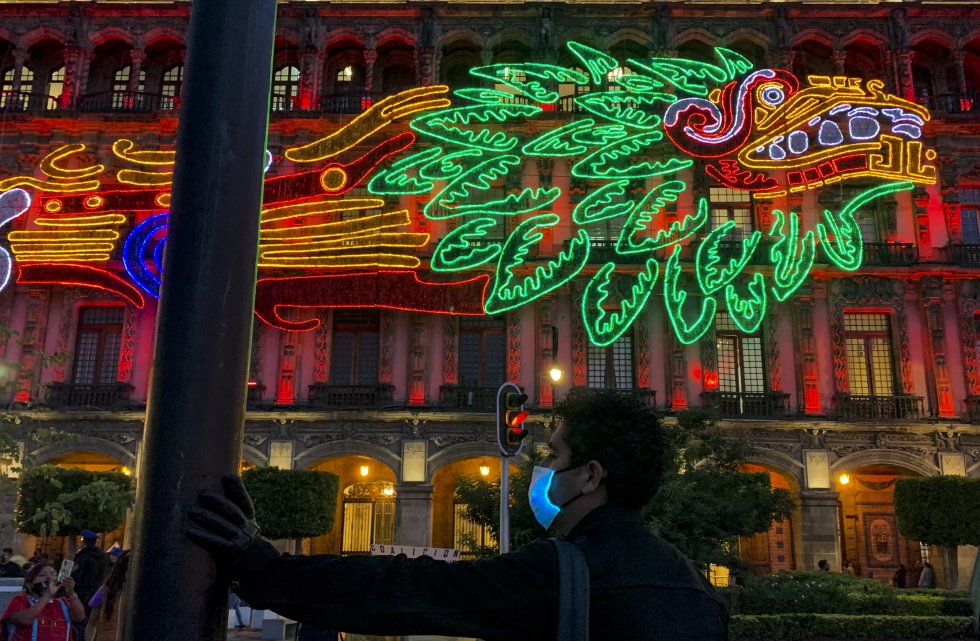 Entre las decoraciones que se encuentran en la Plaza de la Constitución se encuentra una imagen del dios prehispánico Quetzalcóatl, también conocido como "serpiente emplumada".