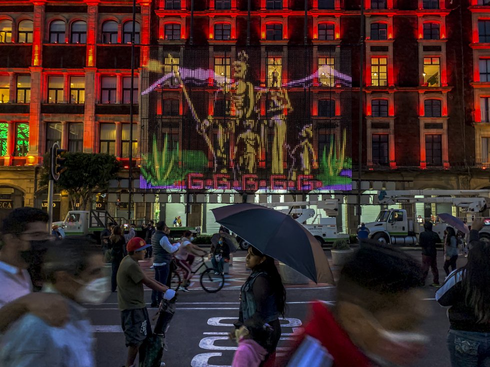 Decenas de capitalinos asistieron presenciaron el encendido del alumbrado decorativo.