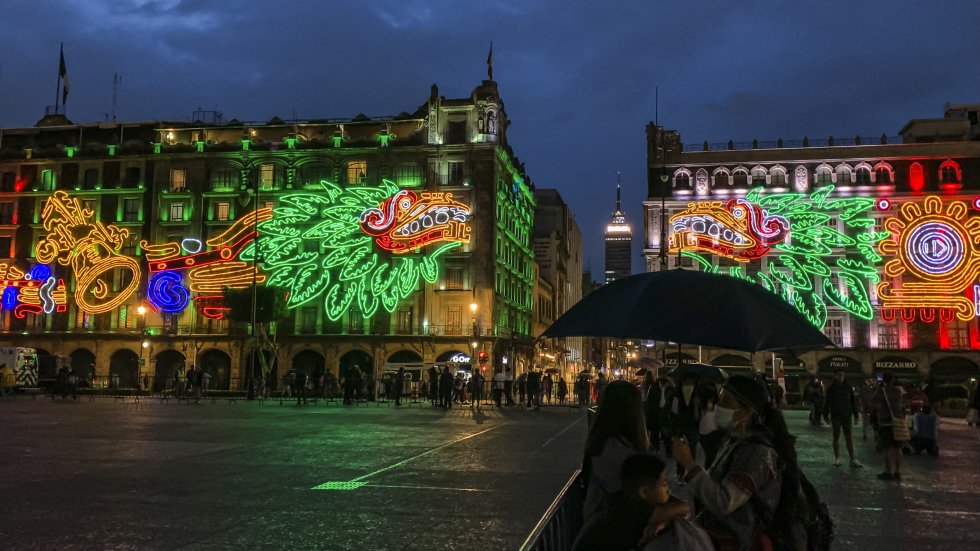 La lluvia que se registro en el Centro Histórico de la ciudad, no impidió que los asistentes se fotografiaran con las luces.  