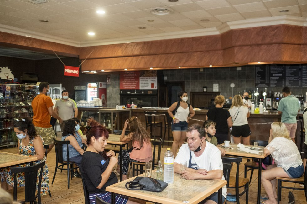 Para hacerse una idea de este mercado una buena escena es la que se observa de madrugada en la parada a medio camino. Por el Parador Moya, en Honrubia (Cuenca) pasa una treintena de autocares nocturnos procedentes de Madrid con destino el Levante. “Esto es como un Imserso, pero de gente latina”, dice el camarero Marcelino Poveda.