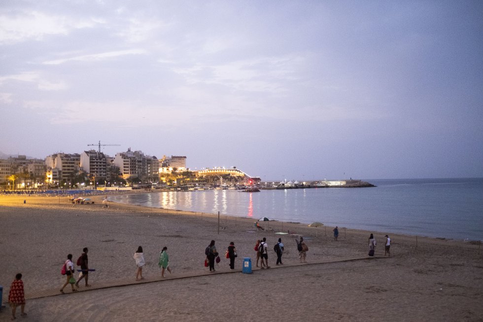 Los pasajeros del Bus Playero Viajero de Miluzka Arias son los primeros en llegar a la playa de Poniente de Benidorm a las seis y media del sábado. Solo se escuchan los grillos, las olas y el flop, flop, flop de las chancletas. La estampa de la playa al amanecer es hermosa.