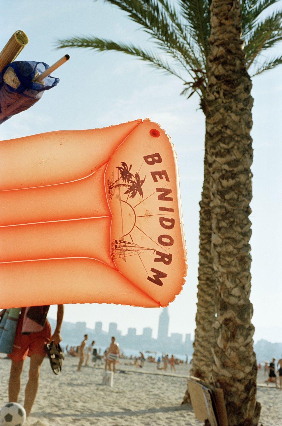 Martin Parr recuerda que la primera vez que contempló Benidorm se sintió fascinado por sus kilómetros de playa y su multitud. Esta imagen es de aquel primer viaje de 1997.