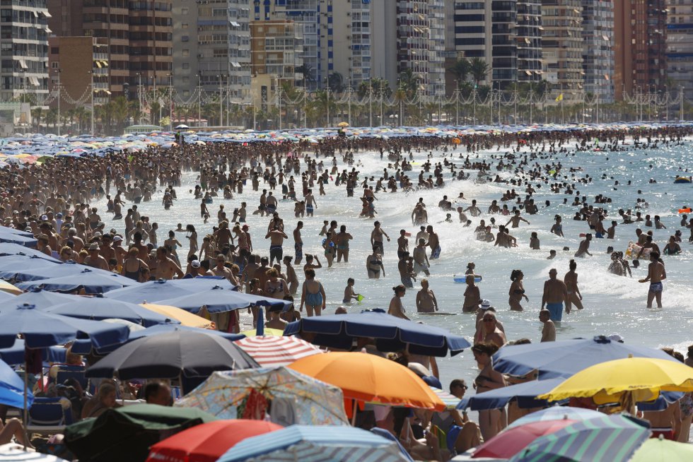 La atracción casi obsesiva por las playas en el trabajo de Parr viene de sus comienzos. Por su cámara han desfilado arenales de Cornualles, Cannes o Miami. Esta imagen de Benidorm data de 2014.