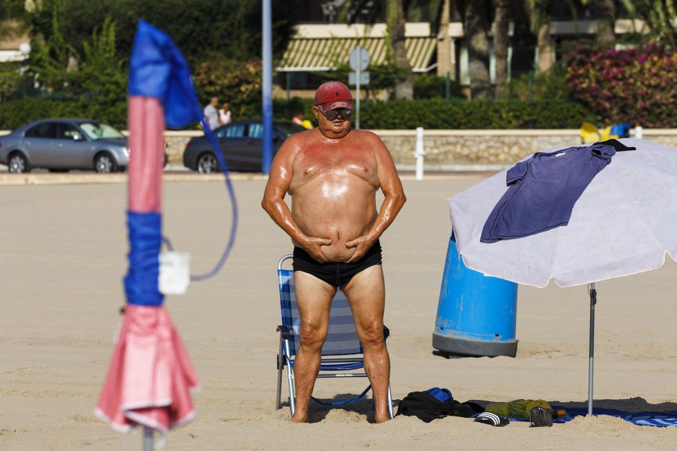 Afirma que Benidorm sigue siendo uno de los lugares más fascinantes “para ver gente”. Esta fotografía de 2018 da fe.