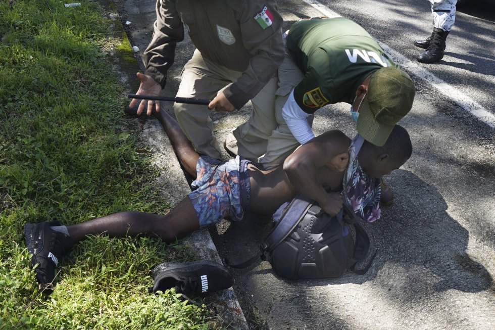 Agentes de inmigración mexicanos detienen a un hombre haitiano en Escuintla, en el Estado de Chiapas. El Gobierno mexicano ha desplegado esta semana un operativo para frenar a las caravanas migrantes que han salido de Tapachula, en la frontera con Guatemala, con dirección al norte.