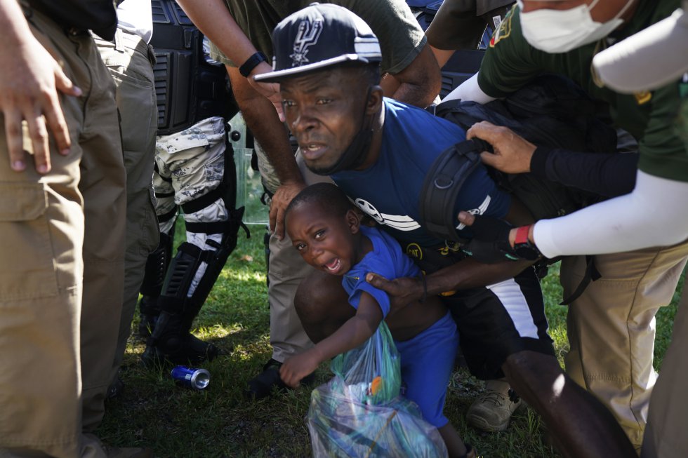 Un migrante haitiano y su hijo son detenidos por agentes de migración mexicanos en Chiapas. Unicef ha expresado su preocupación ya que han identificado casos de lesiones graves y de separación familiar.