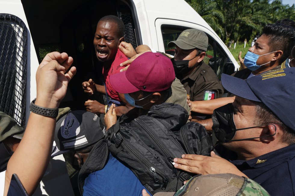 Un migrante haitiano es detenido en Escuintla, Chiapas. La comisionada adjunta para la protección de la Agencia de la ONU para los refugiados (ACNUR), Gillian Triggs, denunció la "presión sin precedentes" a las que se han enfrentado los migrantes centroamericanos en México.