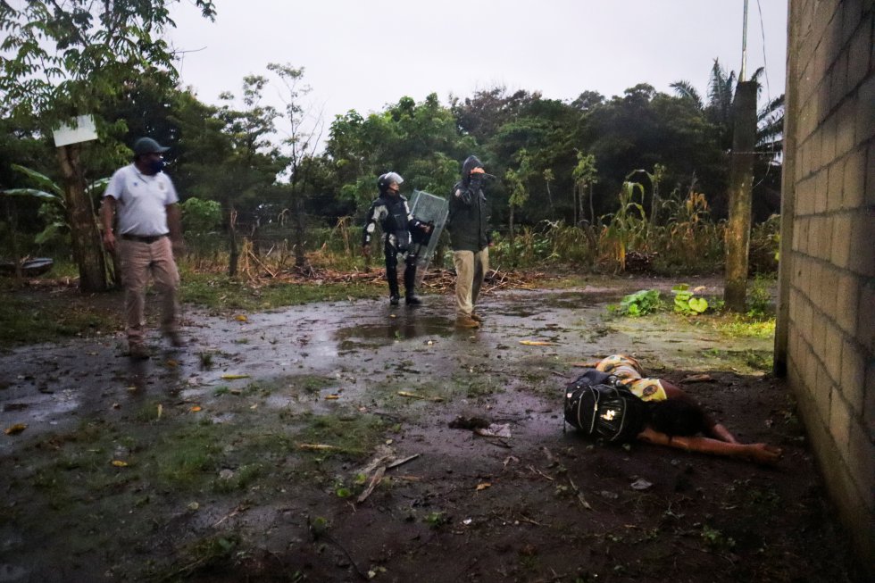 Durante uno de los operativos del 1 de septiembre, una mujer migrante cayó desmayada frente a los agentes migratorios mexicanos y elementos de la Guardia Nacional. 