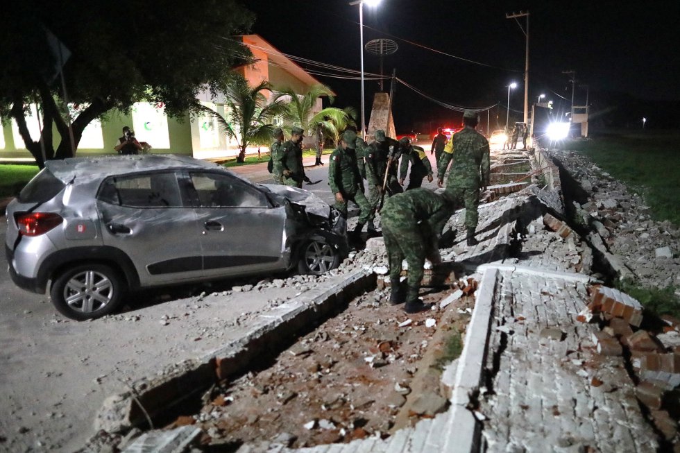 Soldados junto a un muro caído tras el terremoto en Acapulco, en el Estado de Guerrero. El temblor se produjo a las 20.47 hora local, de acuerdo con un informe preliminar del Servicio Sismológico Nacional.