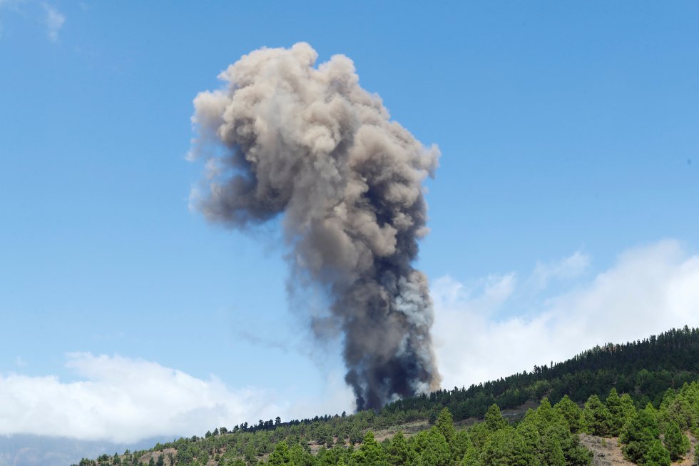 El nuevo volcán de La Palma ha entrado en erupción este domingo a las 15.12 horas en Montaña Rajada en el municipio de El Paso. Un pequeño terremoto precedió, en el barrio de Las Manchas del municipio palmero de El Paso, a una gran explosión a la que le siguió una enorme columna de humo y la expulsión de piroclastos.